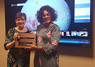 President Dinelia Rosa (left) presents Past President Cathy McDaniels-Wilson with a leadership award.