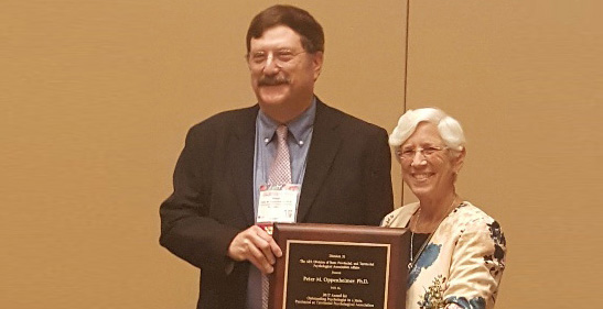 Psychologist of the year, Peter Oppenheimer, PhD, is honored by Div. 31 President Linda Knauss, PhD.